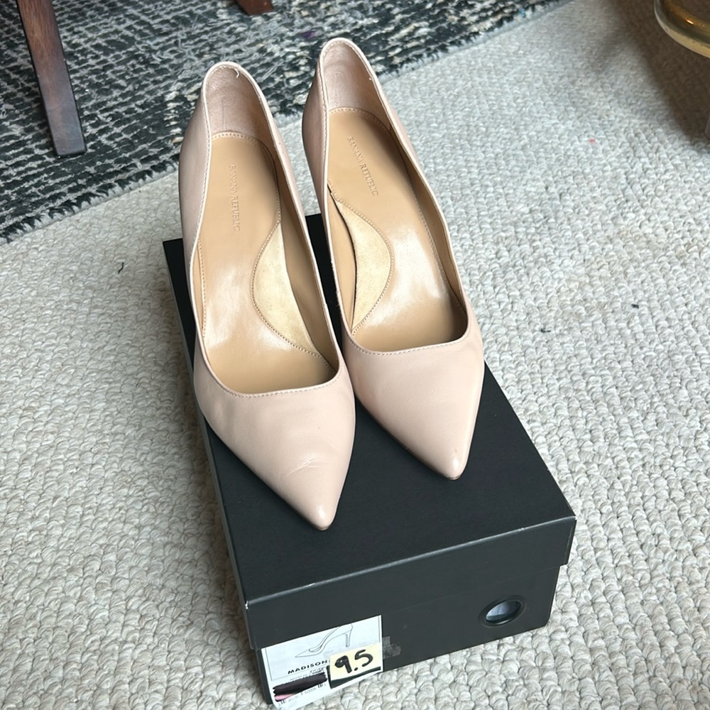 Banana Republic Madison - Round 9.5 - Makeup Pump